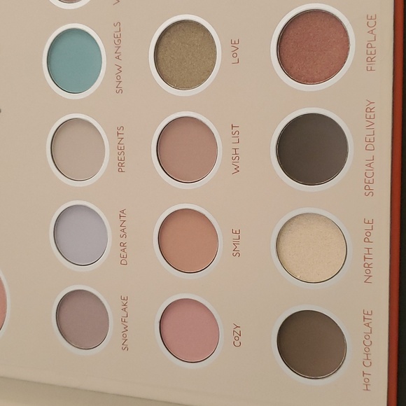 Disney Winnie The Pooh Face and Eye Shadow Palette Highlighter Blush 25 shades - Picture 8 of 12